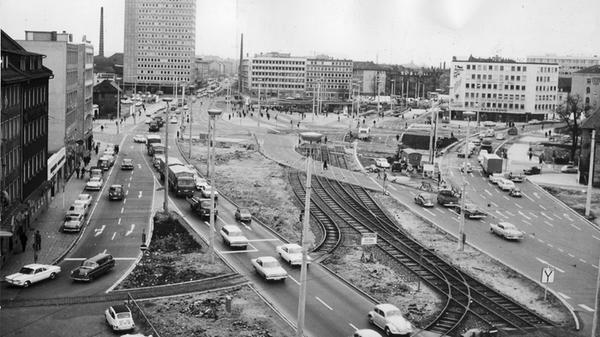 Nach den Umbauten zeigt ein Blick auf die Baustelle die neue Straßenführung. Der Plärrer-Automat blieb weiterhin ein Wahrzeichen des wichtigsten Verkehrsknotenpunktes der Stadt.