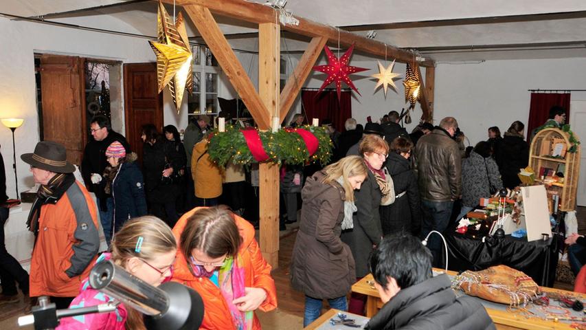 Beim zweiten Weihnachtsmarkt auf Schloss Dürrenmungenau zogen Verkaufsstände ...