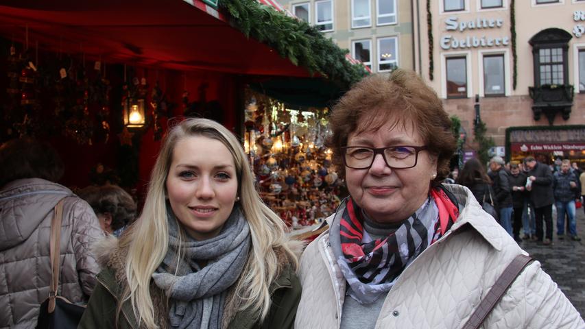 Irmgard (75) aus Würzburg kommt mit ihrer Enkelin Leonie (24) jedes Jahr zum Christkindlesmarkt. Besonders gefallen ihr die geschnitzten Holzfiguren. Nebenbei kaufen sie auch gleich ein paar Weihnachtsgeschenke ein.