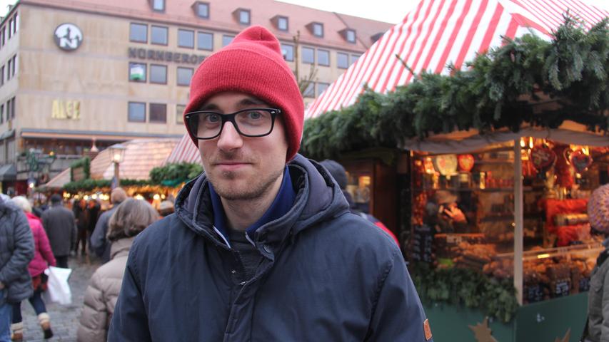 Julien (29) ist gebürtiger Franzose, studiert aber in Bayreuth. Mit seinen Freunden hat er sich nun zum ersten Mal auf den Weg nach Nürnberg. "Mir hat es vor allem das Essen, aber auch der Weihnachtsschmuck angetan."