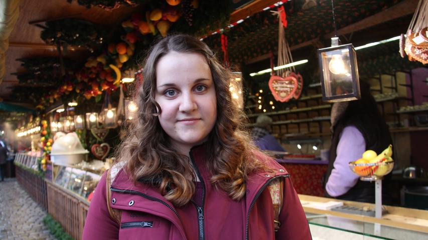 Michelle (18) wurde von der Schule aus auf den Weihnachtsmarkt geschickt, um ausländische Besucher zu interviewen und ihr Englisch dadurch zu verbessern. "Bis jetzt hat es ganz gut geklappt."