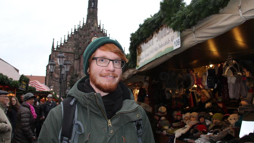 Merlin (24) aus München hat den Tagesausflug auf den Christkindlesmarkt von seiner Mutter zum Geburtstag geschenkt bekommen. Er ist heute erst 24 geworden.