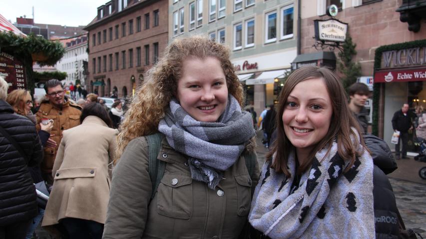 Anna (19, links) und Larissa (20) hatten zwischen den Vorlesungen etwas Zeit zu überbrücken. Da bot sich ein Besuch auf dem Christkindlesmarkt doch förmlich an. "Die Süßigkeitenstände mögen wir am meisten!"