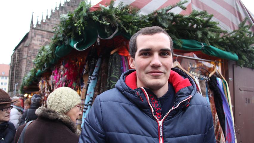 Michael (25) hat von der Hochschule Heilbronn aus heute die Firma Datev besucht. Als krönenden Abschluss der Exkursion gab es eine Tasse Glühwein auf dem Weihnachtsmarkt.