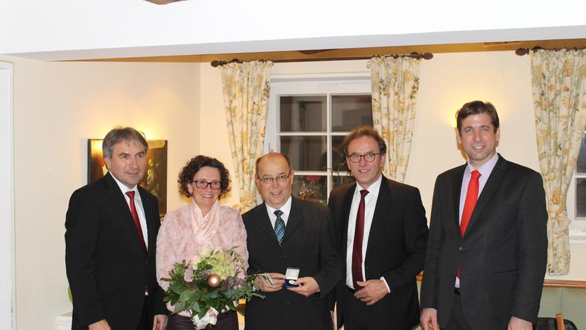 Im Rahmen der Weihnachtssitzung des Verwaltungsrates wurde Franz Stumpf mit der Bayerischen Sparkassenmedaille in Gold ausgezeichnet. Der Oberbürgermeister ist seit 25 Jahren im Wechsel mit dem Landrat Vorsitzender des Gremiums.
