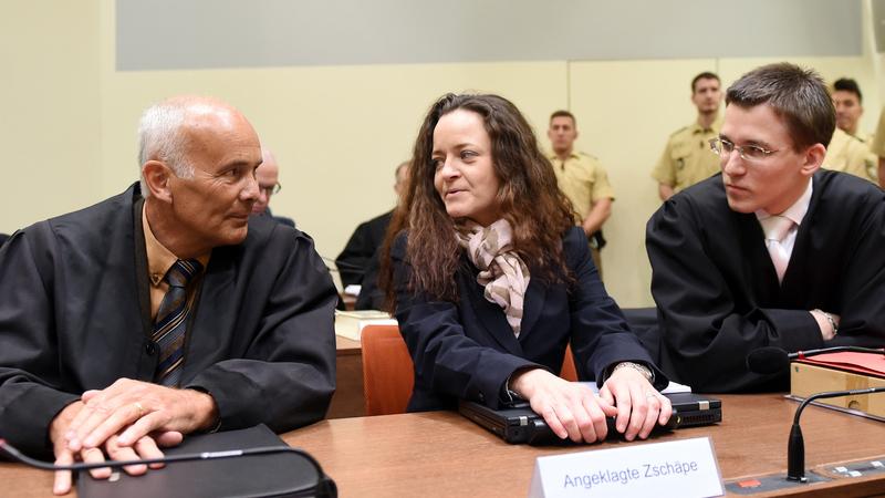 Die Angeklagte Beate Zschäpe sitzt neben ihren Anwälten Hermann Borchert (l.) und Mathias Grasel (r.) im Gerichtssaal im Oberlandesgericht in München. Die Angeklagte Beate Zschäpe sitzt neben ihren Anwälten Hermann Borchert (l.) und Mathias Grasel (r.) im Gerichtssaal im Oberlandesgericht in München.