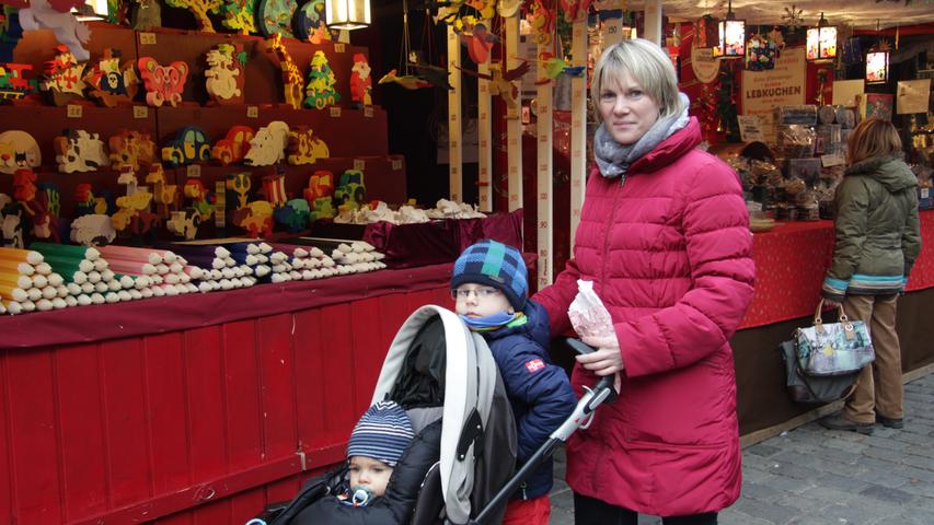 Tanja Hilpert aus Höchstadt kommt mit ihren Söhnen Hannes und Jan (v.r.) einmal im Jahr zum Christkindlesmarkt. Die Mitmachbuden auf der Kinderweihnacht gefallen ihnen am besten. Hannes mag vor allem "die Schaukel".