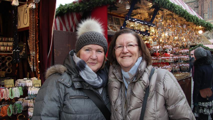 Anita Scherer und Doris Lindner (v.l.) treffen sich auf dem Christkindlesmarkt wegen der schönen Atmosphäre. Vor allem von den Handwerkssachen sind sie begeistert: "Die gibt es sonst nicht so."