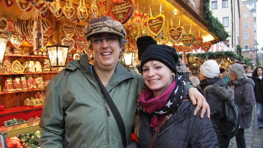 Brigitte Sontheim und Manuela Barnsteiner (rechts) sind Kolleginnen aus Kempten. Auch sie sind zum ersten Mal auf dem Nürnberger Christkindlesmarkt und müssen sich erst einmal orientieren. Sowohl die Nürnberger Bratwürste und als auch die Nussschokolade kommen aber schon sehr gut an.