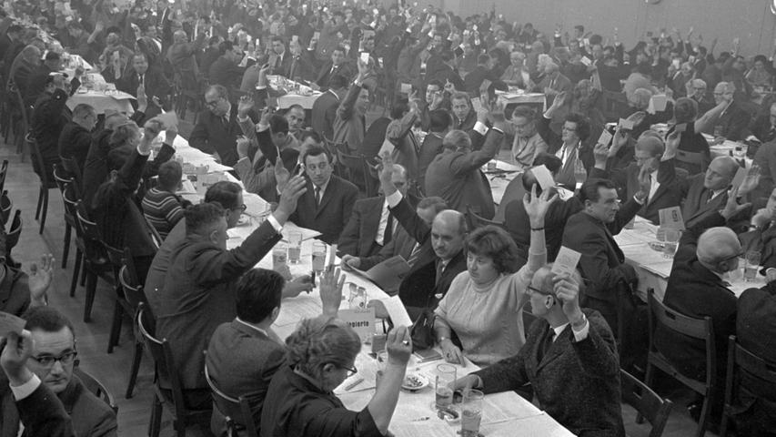 Die sozialdemokratische Stadtratsfraktion wird nach den Stadtratswahlen am 13. März 1966 fast die gleiche Zusammensetzung haben wie in der ablaufenden sechsjährigen Legislaturperiode. 13. Dezember 1965: 40 SPD-Kandidaten stehen fest