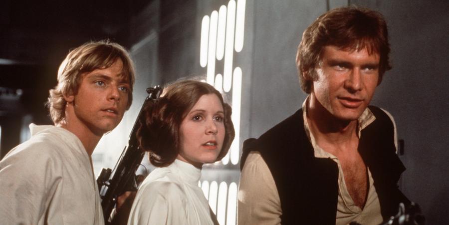 ... dreht sich in diesen drei Filmen um Luke Skywalker (v.l.), Prinzessin Leia und Han Solo. In der Galaxie herrscht Bürgerkrieg. Die Rebellen (die Guten) kämpfen gegen das Imperium (die Bösen) - und konnten einen ersten Sieg einfahren. Spione konnten die Pläne des Imperiums für einen Todesstern klauen - einer gigantischen Raumstation, die sogar ganze Planeten vernichten kann. Sieht also ziemlich schlecht aus für die Rebellen. Zudem gerät Leia direkt zu Beginn des ersten Films in die Hände des Imperiums.