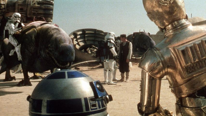 Doch die Prinzessin kann einen Hilferuf an R2-D2 (l.) übergeben, der gemeinsam mit C-3PO flieht. Die beiden Droiden landen auf dem Wüstenplaneten Tatooine.