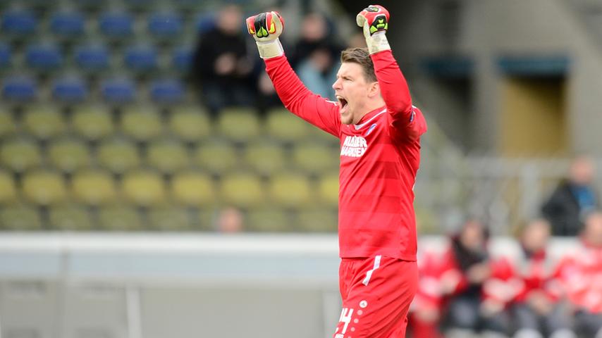 Am Ende bleibt nur Karlsruher Jubel. Für KSC-Keeper Rene Vollath dürfte der Sieg gegen Fürth besonders süß schmecken, wurde er doch drei Jahre lang in der FCN-Jugend ausgebildet.