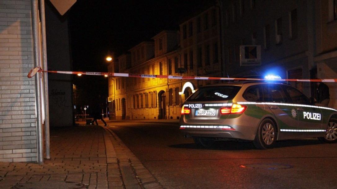 In der Nacht von Samstag auf Sonntag kam es zu einer Messerstecherei vor einer Ansbacher Bar.