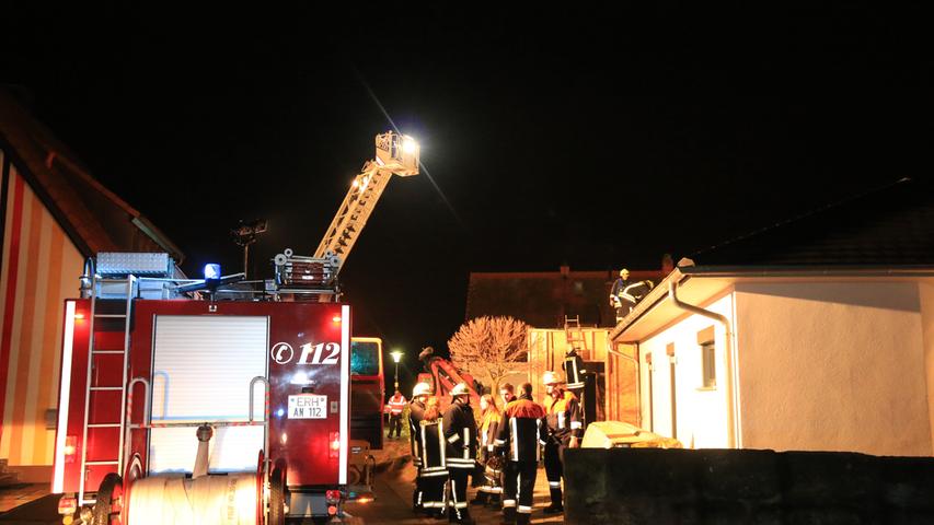 Dachstuhlbrand nach Schweißarbeiten in Baiersdorf