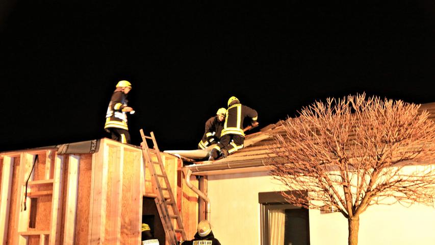 Am Samstagabend haben nach ersten Informationen Schweißarbeiten einen Dachstuhlbrand in Baiersdorf (Landkreis Erlangen-Höchstadt) ausgelöst.