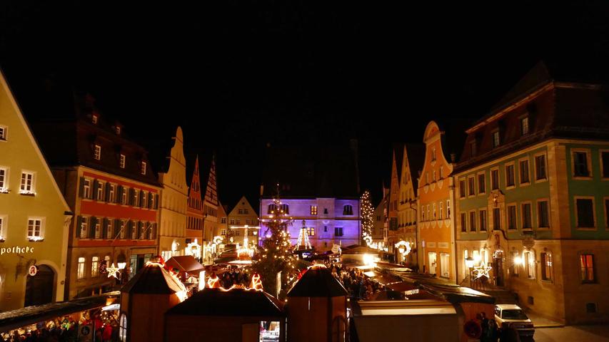Der Weihnachtsmarkt auf dem Weißenburger Marktplatz besteht aus 35 Buden. Bis zum 20. Dezember hat der Markt täglich geöffnet.