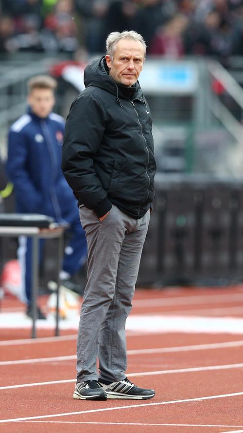 Freiburg-Coach Christian Streich verzieht das Gesicht - als ob er ahnt, was da noch auf ihn und seine Truppe zukommt.