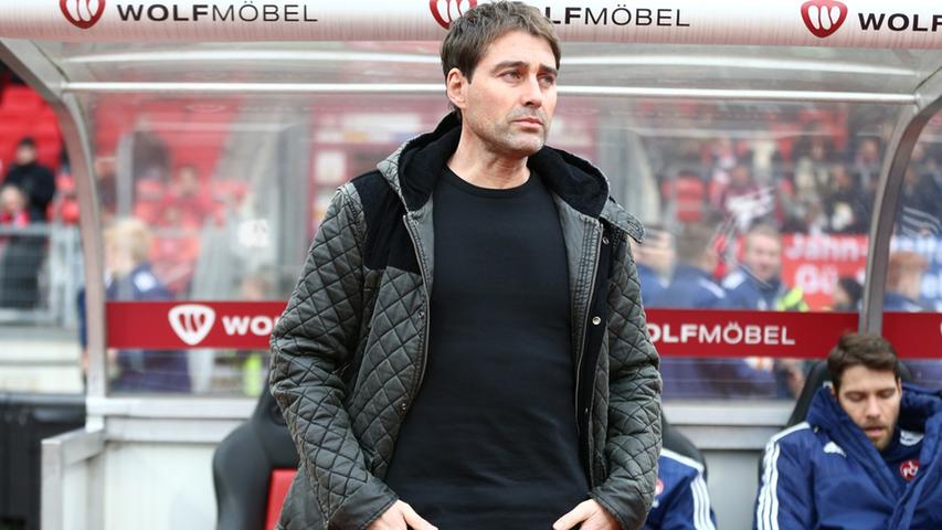 Auch der Trainer des 1. FC Nürnberg, René Weiler, scheint nicht so recht zu wissen, was er von dieser Anfangsphase halten soll.