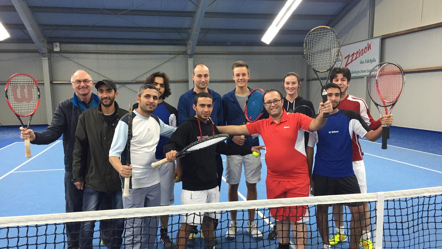 Flüchtlinge trainieren Tennis beim ASV Neumarkt