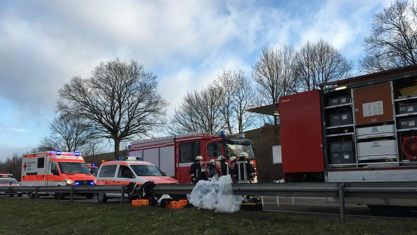 Feuerwehr und Spezialisten sind auf der B2 im Einsatz. Am Montagmorgen kippte dort in einem Transporter Gefahrgut um. Feuerwehr und Spezialisten sind auf der B2 im Einsatz. Am Montagmorgen kippte dort in einem Transporter Gefahrgut um.