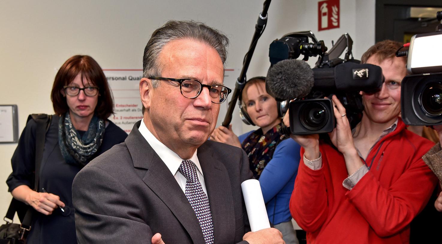 Wird immer mehr durch seine Mitarbeiter kritisiert: Bamf-Chef Frank-Jürgen Weise. Wird immer mehr durch seine Mitarbeiter kritisiert: Bamf-Chef Frank-Jürgen Weise.