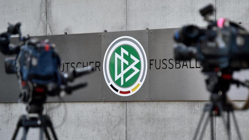 Der DFB ist sehr verärgert über die vorzeitigen Veröffentlichungen von internen Ermittlungsprotokollen in der WM-Affäre.