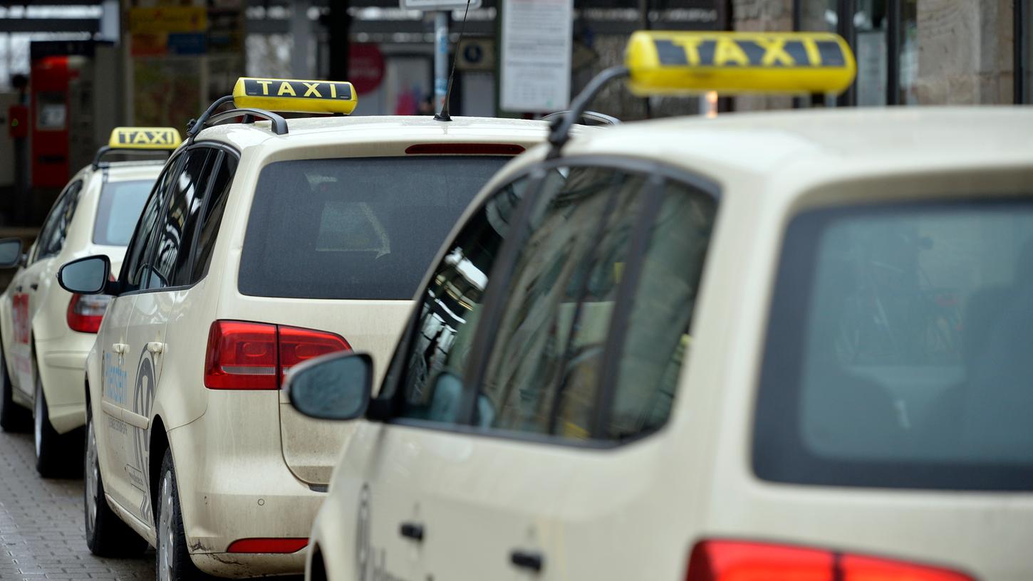 Erlangen: Taxi verursacht Unfall und haut ab