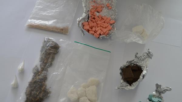 Kokain, Crystal Meth, Cannabis oder Heroin: Gehört hat wohl fast jeder schon einmal davon. Wir wollen mit dieser Bildergalerie einen Überblick geben über das Thema Drogen: Was sind die gängigsten Rauschmittel, wie werden sie hergestellt und wie ist ihre Wirkung? Was ist der Unterschied zwischen harten und weichen Drogen, und wie sieht es mit der Rechtslage in Deutschland aus? Wie viele Menschen sind durch Drogenmissbrauch gestorben? Klicken Sie sich durch die Bilder!