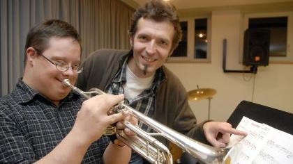 Freundliches Beharrungsvermögen: Leonhard Meisinger, Lehrer an der Hemhofener Musikschule, sieht in Tobias Schüpferling in erster Linie den Musiker und nicht den Behinderten. Freundliches Beharrungsvermögen: Leonhard Meisinger, Lehrer an der Hemhofener Musikschule, sieht in Tobias Schüpferling in erster Linie den Musiker und nicht den Behinderten.