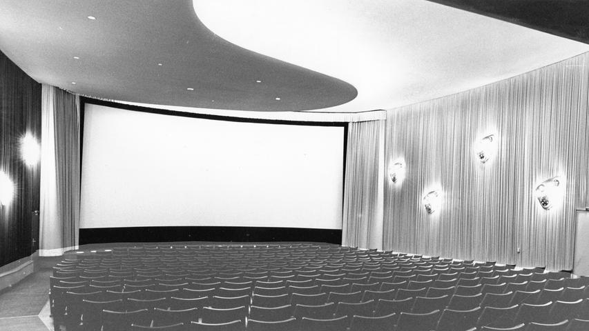 Nürnbergs intimes Boulevard-Kino, das City-Theater in der Luitpoldstraße, ist neu gestaltet worden und präsentiert sich seinen Freunden in elegantem Reiz. Hier geht es zum Artikel vom 26. Dezember 1965: Das City-Theater wird moderner