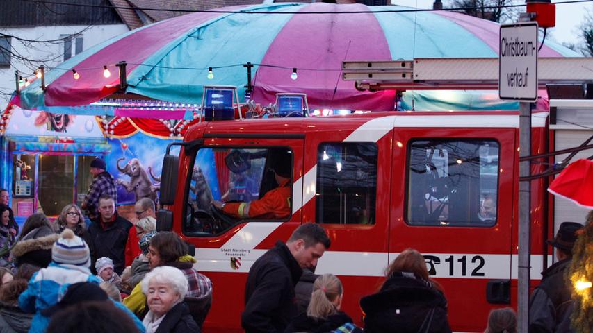 Das Feuerwehr-Christkind zu Besuch auf dem Buchenbühler Adventsmarkt