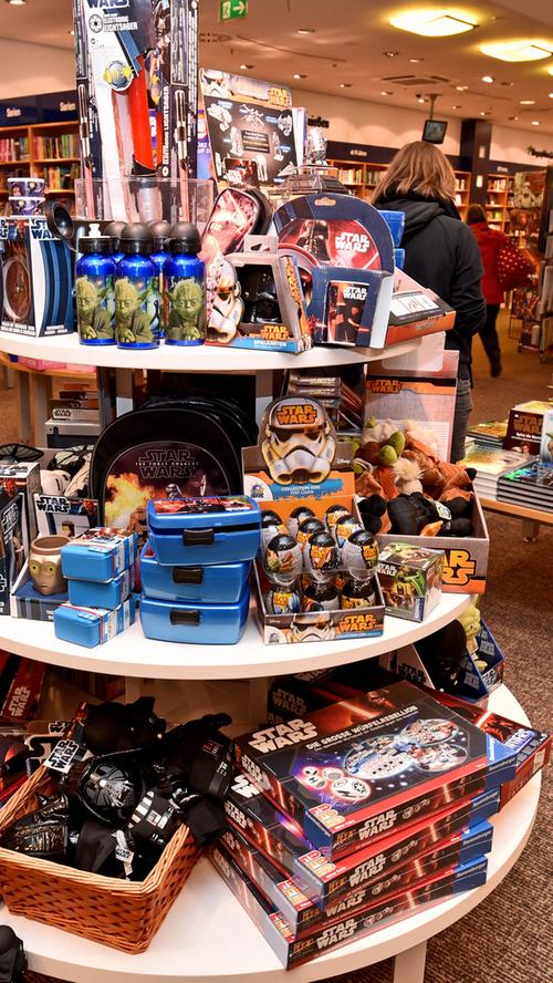 In der Erlanger Buchhandlung Thalia gibt es ein üppiges Angebot an Star Wars-Merchandise.