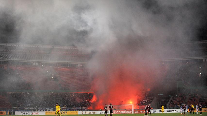 Die mitgereisten Anhänger der Hertha brachten ihre Freude durch Pyrotechnik zum Ausdruck.