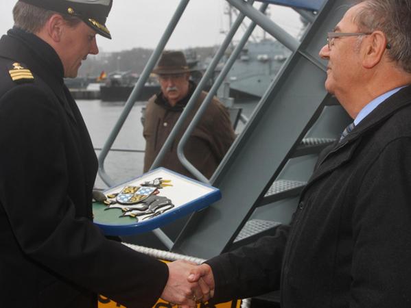 An zweiten Bürgermeister Herbert Lehner (r.) wurden nach dem Einholen der Flagge unter anderem der Schriftzug des Bootes und das Auerbacher Stadtwappen übergeben.