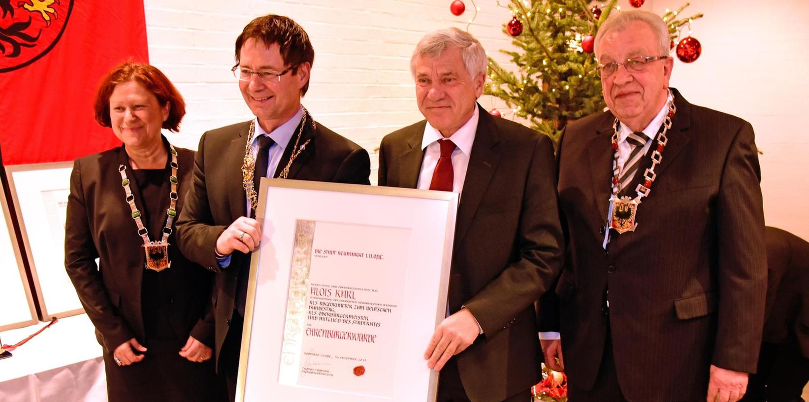 In der Festsitzung des Stadtrates wurde dem früheren Neumarkter Oberbürgermeister Alois Karl von OB Thomas Thumann und den Bürgermeistern Gertrud Heßlinger und Albert Löhner die Ehrenbürgerwürde verliehen.