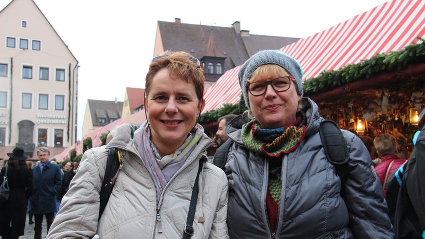 Angelika Lamml (50, links) und Siggi Wanninger (59) genießen jedes Jahr einen Tag auf dem Christkindlesmarkt - ein Ritual der beiden Freundinnen. Der Ablauf ist immer gleich: Glühwein trinken, plaudern und durch die Stadt aus Holz und Tuch bummeln.