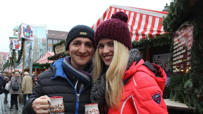 Sebastian Egger (25) und Lena Garnreiter (19) sind zum ersten Mal auf dem Christkindlesmarkt. Bisher fuhren die beiden Rosenheimer immer nach Salzburg. In Nürnberg gefiel es ihnen so gut, dass sie im nächsten Jahr eventuell wieder kommen wollen.