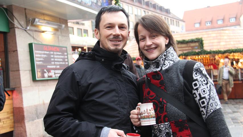 Marko Schmitt (40) und Carolin Koch (27) haben auf dem Christkindlesmarkt Weihnachtsgeschenke und Lebkuchen eingekauft. Die beiden reisten aus Gera in Thüringen an und waren vor allem von der Kinderweihnacht auf dem Hans-Sachs-Platz begeistert.