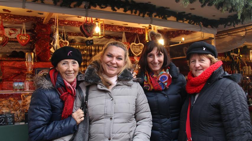 Anita, Karin, Renate und Sylvia (von links) machten am Freitag einen Mädelsausflug nach Nürnberg. Die Österreicherinnen reisten aus dem Salzkammergut und Hausruckviertel an. "Lebkuchen haben wir schon gekauft, Bratwürste und Feuerzangenbowle kommen noch", freuten sich die vier Frauen.