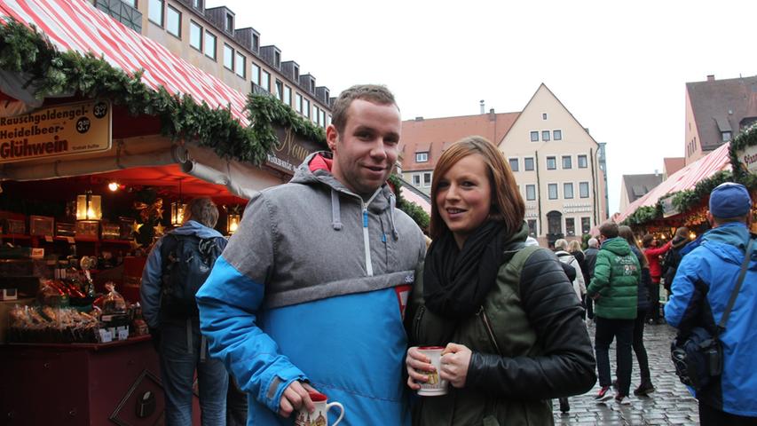 Björn Kestler (24) und Maria Schwamm (23) reisten aus Thüringen nach Nürnberg, um hier noch die letzten Weihnachtsgeschenke zu kaufen. Die beiden nutzten die Gelegenheit für einen Abstecher auf den Christkindlesmarkt.