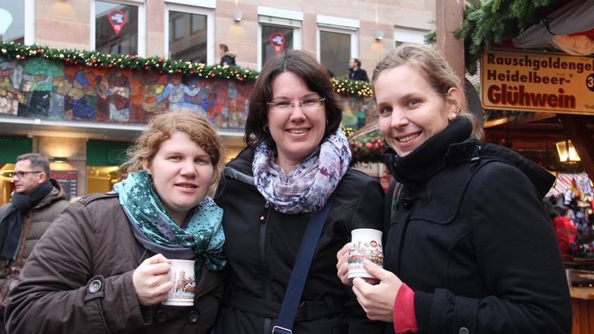Heliane (24), Nesi (32) und Joela (31, von links) flogen extra aus Paraguay nach Nürnberg zum Christkindlesmarkt. Das Trio wartete gespannt auf den Auftritt des Christkinds am Nachmittag. Weil es in ihrer Heimat immer warm ist, hofften die Freundinnen auf Schnee in Deutschland - leider wurde daraus bislang nichts.
