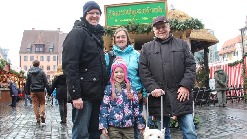 Familie Schneider aus Ingolstadt kommt jedes Jahr auf den Nürnberger Christkindlesmarkt - wegen der schönen Atmosphäre. Hund Nelly darf natürlich nicht fehlen und wurde in einem eigenen kleinen "Taxi" durch die Stadt aus Holz und Tuch chauffiert.