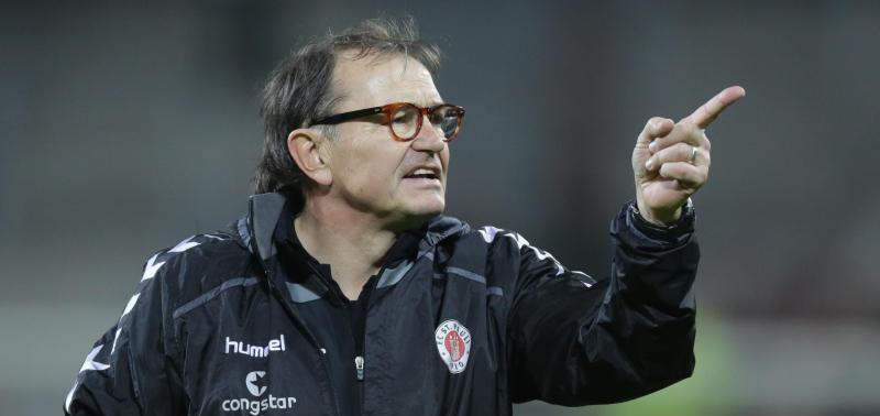 Hat seinen Vertrag beim FC St. Pauli vorzeitig verlängert: Ewald Lienen.