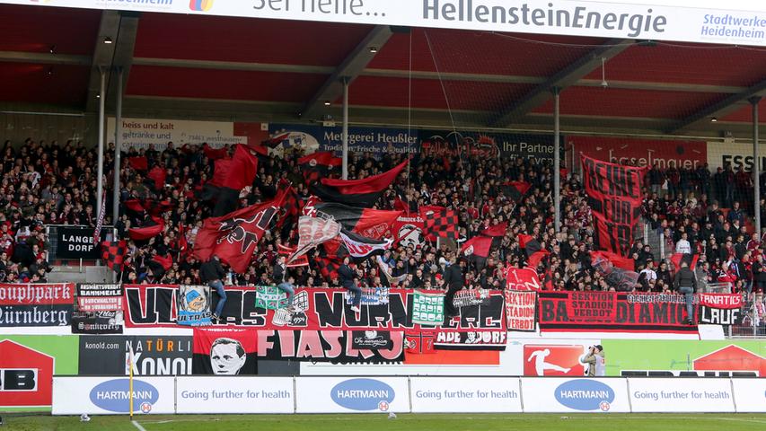 Der Gästebereich im Heidenheimer Stadion ist bestens gefüllt. 1700 Schlachtenbummler unterstützen ihren Club und sind, angesichts der jüngsten Erfolgsserie, bestens gelaunt.