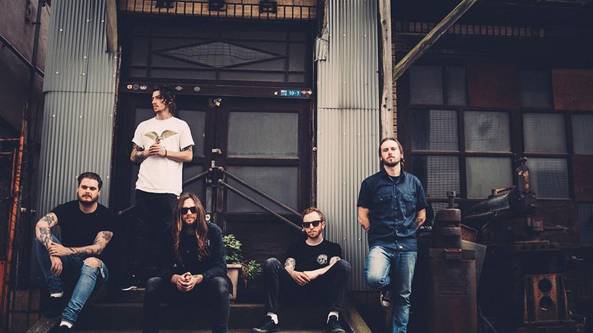 Britischen Metalcore aus Sheffield gibt es mit den Jungs von While She Sleeps auf die Ohren.