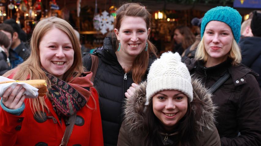 Auch Daniela, Michaela, Veronika und Lucie (v.l.n.r.) sind internationale Gäste. Sie kommen nämlich aus Tschechien. Bis auf Michaela waren aber alle schon einmal auf dem Christkindlesmarkt. Die vier Mädels mögen vor allem "Wurst und Wein". Außerdem im Gepäck: ein kandierter Apfel und Kerzen.