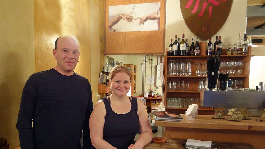 Liebe auf den Ersten Blick im Casa Leone . Thomas Barge (40) ist an diesem Tag zum ersten Mal im Casa Leone. Er und seine Freundin haben sofort beschlossen, Stammgäste zu werden. "Sie haben hier eine sehr gute vegane und vegetarische Auswahl, da stehen wir total drauf". Außerdem gefallen ihm die angenehme Atmosphäre und die nette Bedienung. Wirtin Tessa Kagerer (29) freut sich auch sehr über den neuen Stammgast: "Nette Leute sind immer herzlich willkommen". Ihre Empfehlung: Die frischen Antipasti und die große Nudelsoßenauswahl, bei der garantiert jeder etwas findet. Liebe auf den Ersten Blick im Casa Leone . Thomas Barge (40) ist an diesem Tag zum ersten Mal im Casa Leone. Er und seine Freundin haben sofort beschlossen, Stammgäste zu werden. "Sie haben hier eine sehr gute vegane und vegetarische Auswahl, da stehen wir total drauf". Außerdem gefallen ihm die angenehme Atmosphäre und die nette Bedienung. Wirtin Tessa Kagerer (29) freut sich auch sehr über den neuen Stammgast: "Nette Leute sind immer herzlich willkommen". Ihre Empfehlung: Die frischen Antipasti und die große Nudelsoßenauswahl, bei der garantiert jeder etwas findet.