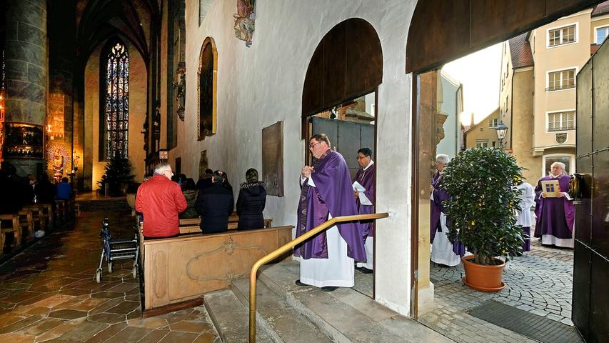 Mit drei kräftigen Schlägen hat Pfarrer Norbert Winner im Neumarkter  Münster St. Johannes die "Pforte der Barmherzigkeit" im Südportal geöffnet.