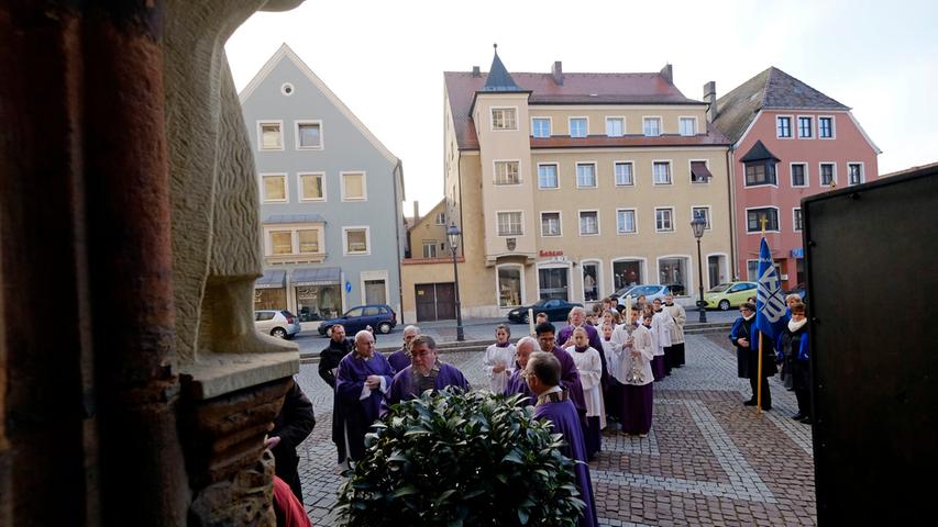Mit drei kräftigen Schlägen hat Pfarrer Norbert Winner im Neumarkter  Münster St. Johannes die "Pforte der Barmherzigkeit" im Südportal geöffnet.
